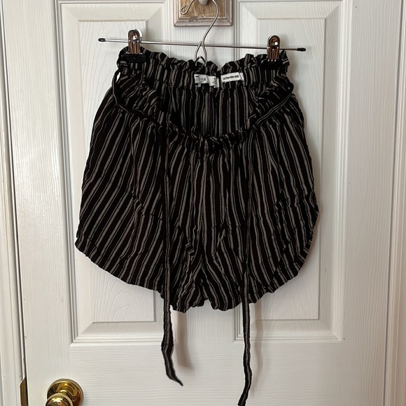 Hollister Ultra High Rise Shorts - Picture 2 of 3
